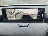 360&deg;ビューモニターでは、両サイドとフロント、バックカメラの合成で、あたかも上空から見下ろした様に周囲を確認して頂けます。駐車場だけでなく、T字路等でも活躍のアイテムです!
