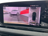 ●360度カメラ『車両の4つのカメラから得た映像を合成し、上空から眺めているような映像をモニターに映し出します。車両周辺の歩行者や障害物などの発見に役立ちます。』