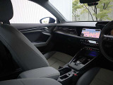 内装はシンプルに使い勝手を考え作られています。お車を運転する感覚をダイレクトに体感して頂けます。室内も広くロングドライブにも快適にお過ごしいただけます。