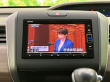 テレビ映像を楽しめる画面を備えており、停車中の休憩時間にも活用できます。画面上で放送内容を確認でき、車内で過ごすひとときに便利な装備です。映像は停車中にお楽しみください。