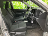運転席は、操作しやすい位置にスイッチ類が配置されています。座り心地も良く、長距離運転でも疲れにくい設計です。