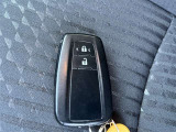 スマートキーはポケットやバッグに入れたままエンジン始動等が可能です 特に女性の方はバッグからカギを取りだす手間が省けて便利とのことですよ