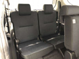 サードシートです。荷物が思ったより多くなった時や、大人数のドライブなど様々なシーンで対応が来ます。片方を畳んで荷物を載せたり、シートアレンジも自由自在。