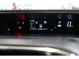 大きく表示されるデジタルメーターは、瞬時に車速が確認できます。インフォメーションディスプレイではHVシステムの現状況などが一目で確認できます。地球に優しく運転すると、ガソリン代の節約にもつながりますよ