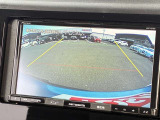 【バックモニター】後方の障害物や歩行者を確認できるバックモニター。狭い駐車場や混雑した場所でも安心して車を操作できます。