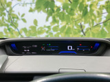 速度やシフト位置、充電・電力の表示など、運転に必要な情報をひと目で確認しやすい配置です。表示がまとまっているため、走行中も視線の移動を抑えて状況を把握するのに役立ちます。