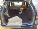 CX-60は後席の片側だけを倒して、乗車人数と荷物の大きさに合わせて荷室を広げられます。大きく開く後部の入口は段差を抑え、重い荷物の積み下ろしにも配慮。買い物から遠出まで使いやすいマツダの設計です。