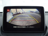 リアゲートの目立たない位置にバックカメラがあります。確認しづらい後方の障害物をバックモニターに表示されるのでより後方の視界の確保が可能です。
