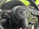 手元に複数のスイッチを備え、運転姿勢を保ちながら必要な操作にアクセスしやすい構成です。握りやすい形状とまとまりのある配置で、日常の運転をサポートします。