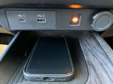 ◆ワイヤレス充電器/USB電源ソケット◆スマートフォンのワイヤレス充電器をセンターコンソールに装備!スマートフォンを置くだけで、USBコードを接続することなく手軽に充電を行えます。