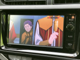 テレビ映像を映し出せるモニターを備え、停車中の休憩時間に番組を視聴できます。お出かけ先でひと息つく際にも活用でき、車内で過ごす時間の楽しみを広げてくれる装備です。