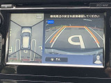 アラウンドビューモニターです。4つのカメラからの映像を合成・処理することで空から見下ろすような視点で周囲を確認でき、駐車時のクルマの位置確認がスムーズになります。