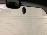 後方にもドライブレコーダーのカメラが付いています。前後両方でお車の周りを監視・記録いたします。