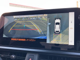 後方映像に加えて車両周囲を俯瞰した表示も確認でき、駐車時の周囲確認を助けます。ガイド線も表示されるため、後退や駐車の際に位置関係を把握しやすく、日常の取り回しに便利です。