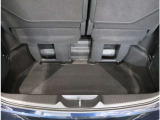 そこの深い大きな床下収納。普段から積んでおきたい物をしまっておけば荷室はいつもすっきりです♪