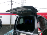 バックドアの上半分だけを開閉できるので、後ろに壁やクルマがある狭い駐車場でも荷物の出し入れがスムーズにできます。積んだ荷物が崩れ落ちる心配もありません!
