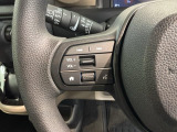 ステアリングにオーディオ操作スイッチが付いています。オーディオ画面に直接タッチしなくても操作が出来ますので、運転に集中できます。