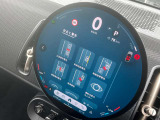 直径240mmの円形有機ELセンター・ディスプレイと、MINI インテリジェント・パーソナル・アシスタントを、あなたの声でコントロール。あなたの気持ちに寄り添ったドライビング体験をお愉しみいただけます。