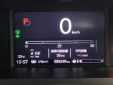 デジタル表示のスピードメーターとタコメーター、燃費やオドメーターなどの表示の他に、ホンダセンシング機能などの表示もできる多機能なマルチインフォメーション・ディスプレイです。