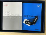メンテナンスノート【点検整備記録簿・保証書】、取説も揃ってます。スマートキーはバッグなどにしまったままボタン操作でエンジン始動・停止やハイブリッドシステムの起動や停止ができて大変便利です