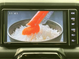 画面にテレビ映像が表示され、停車中の休憩時間などに映像を視聴できます。画面表示は見やすく、車内で過ごす時間の楽しみを広げてくれる装備としてご活用いただけます。