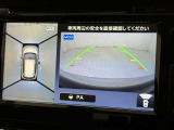 パノラミックビューモニターを装備。駐車場や交差点でクルマを真上から見るように周囲を確認できます。機能の詳細は販売店スタッフまでおたずねください。