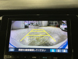 車両後方の様子とガイド表示を画面で確認でき、駐車時の周囲確認をサポートします。バック時に目視と合わせて活用でき、狭い場所での駐車にも便利な装備です。