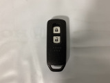 スマートキーを装備しています。鍵を差し込むことなくドアロックの開け閉めと、スタートボタン操作でのエンジンスタートができます。