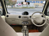 シンプルな運転席回り
