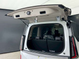 デュアルバックドア採用で、駐車後の狭いスペースでもトランクからの荷物の出し入れが可能です