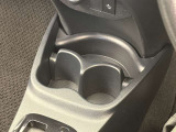 ペットボトルや小物をしっかりとホールドできる使い勝手の良いフロントカップホルダー。手の届きやすい位置に配置されており、ドライブ中の快適性を高めます。