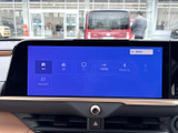 FMやAM、テレビ、Bluetoothなどのメニューが画面に並び、使いたい項目を見つけやすい構成です。音楽や情報の選択を画面から行える便利な装備です。