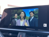 テレビ番組を画面に表示でき、停車中の待ち時間にも映像を楽しめます。見やすい大画面で番組を確認できるため、休憩時など車内で過ごすひとときに便利な装備としてご活用いただけます。