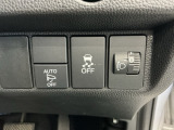 室内からミラーの開閉が可能な電動格納ミラー、車がカーブの外側へ膨らんだり内側へ巻き込んだりする挙動を防止し安定した走行をサポートする横滑り防止装置付きです!