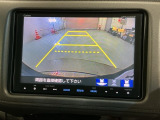 リバースギアに入れるだけで後方の表示へ切り替わります。夜間や雨の日の駐車も楽になりますよ。