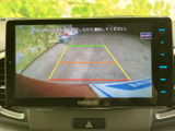 後方の映像と目安となるガイドラインが画面に表示され、駐車時の後方確認をサポートします。車庫入れや狭い場所での取り回しにも役立つ、便利な装備です。