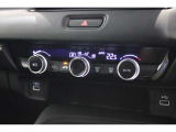 フルオートエアコンが装備されています!お好みの温度設定をするだけでエアコンの風量やモードの切り替えを自動でコントロールしてくれます!ユーザーの操作が少なく燃費走行にもつながります!