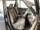 フロント広々、セパレートシートの運転席は、ハイトアジャスターが付いているので、快適にドライブができます。ハンドルはテレスコピック機能で、ハンドル位置を上・下・手前・奥に調節できます。