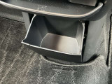 使いやすい場所に小物を入れるスペースがあります。