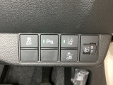ハンドルの右側にはヘットライトリベライザーとHondaセンシング用のメインスイッチがついています。ヘッドライトリベライザーは道路状況や積荷の加重に応じてライトの高さを調節できます。