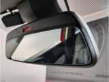 MINIではルームミラーの裏側にETCの車載器が内蔵されており、別途で車載器の購入必要なしで非常にスマート。皆様が驚かれるポイントのでもあります