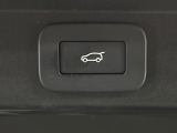 パワーテールゲート『ボタン操作一つでテールゲートの自動開閉をおこないます。女性にも喜ばれるポイントの高い装備ではないでしょうか。』