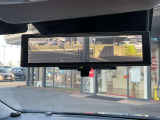 インテリジェントルームミラーです。人や物で視界が遮られてても、車体後部のカメラ映像に切り替えることにより、クリアな後方視界を実現しています。