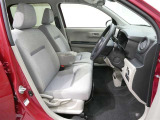 高いホールド性で運転姿勢が安定します。長距離ドライブでも疲れにくいのが魅力です。快適なドライビングライフをお送りください♪