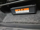 助手席シート下に純正オプションのCD&DVDプレーヤーついております!