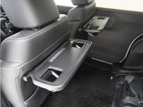 ◆シートバックテーブル◆フロントシートの背面に後席用のテーブルがついています。小物が置けて!カップホルダーもあります、ドライブ中や休憩時にも便利なテーブルです。