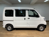 充実装備のハイゼットカーゴのお買得車が入庫しました!1年間走行距離無制限保証付き!ナビゲーション、ETC、前席パワーウインドー、LEDヘッドライト、スモークガラス、キーレスなど装備の1台です!!