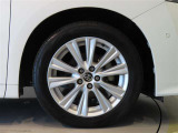 純正のアルミホイール装着車です。タイヤサイズは235/50R18です。