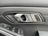 【メモリー機能付きパワーシート】運転手が代わってもボタン一つで設定ポジションに。常にご自身のドライブ設定が整います