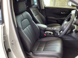 ゆったり座れる本革セパレートシートは、運転席8ウェイ、助手席4ウェイのパワーシートです。